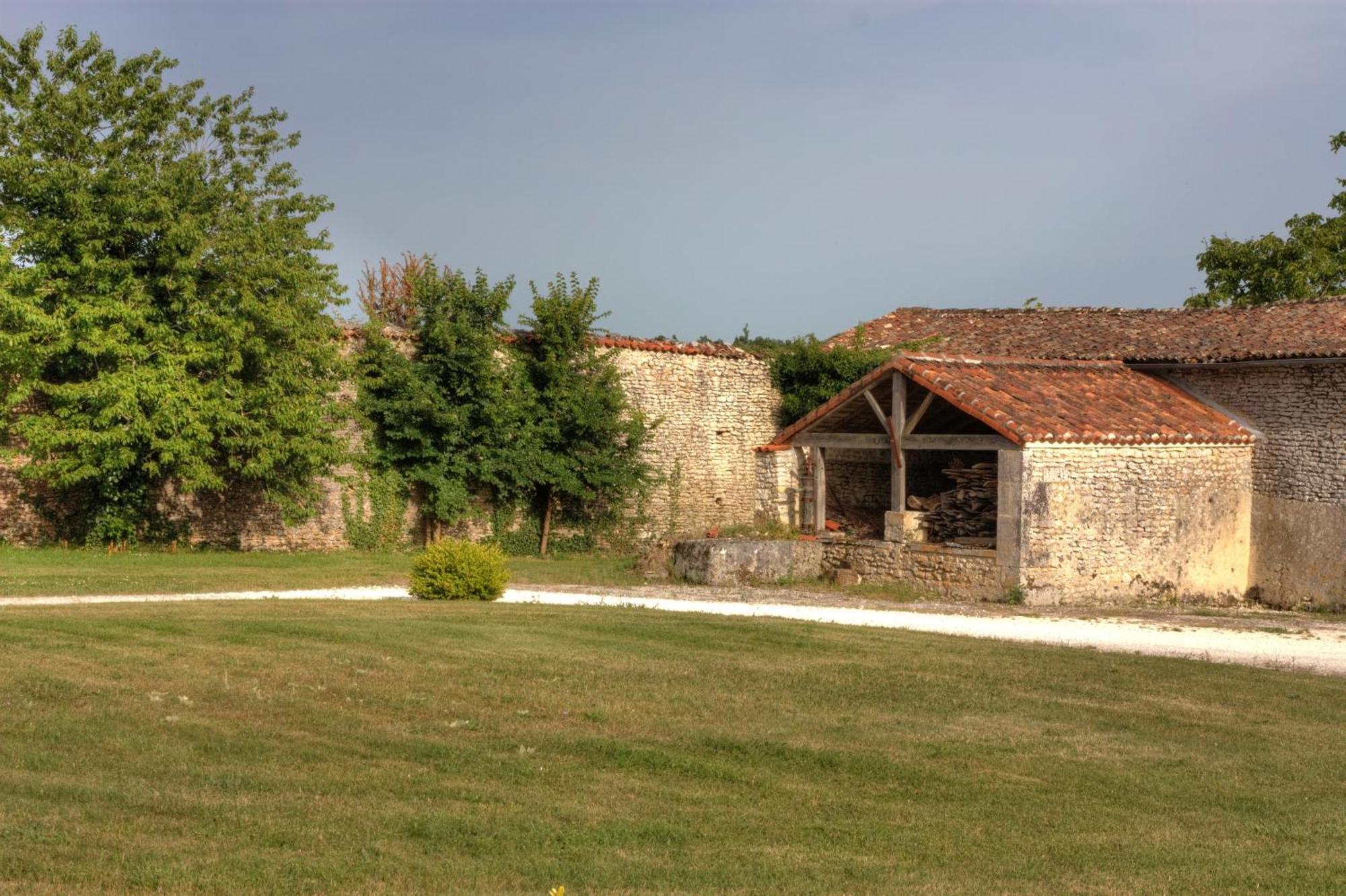 Chambres D'Hotes Logis De L'Astree Saint-Bris-des-Bois Oda fotoğraf